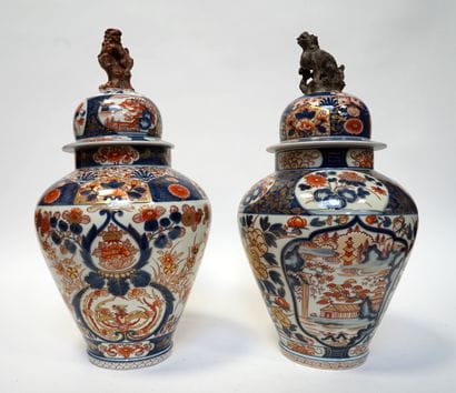JAPON, XIXe. Paire de VASES couverts en porcelaine...