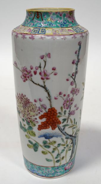 CHINE. Petit vase rouleau en porcelaine....
