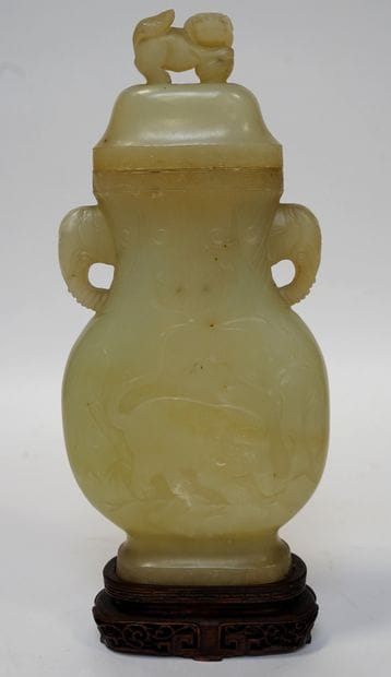 CHINE. VASE couvert en jade vert à décor...