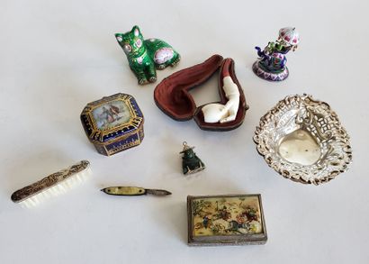Lot de divers petits objets de vitrine dont...