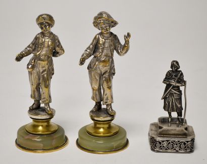 Paire de petits PAYSANS en bronze doré, la...