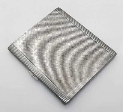 ETUI à cigarette en argent à stries. Poinçon...