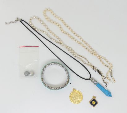 Deux COLLIERS de perles (accidents), un PENDENTIF,...