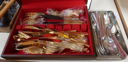 Lot de COUVERTS en métal argenté, et un coffret...