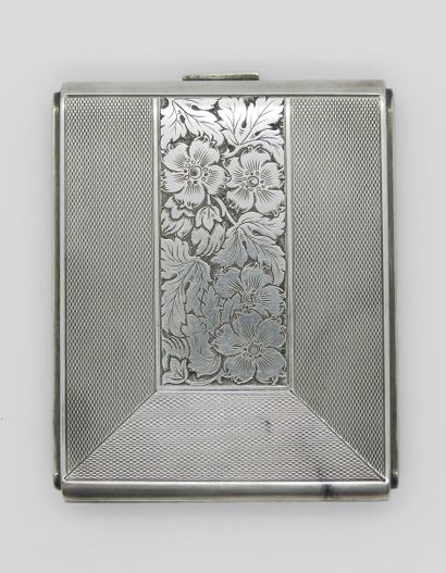 ETUI à cigarettes en argent guilloché, la...