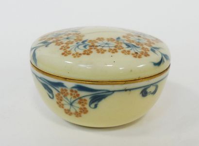 SEVRES, BONBONNIERE en porcelaine à décor...