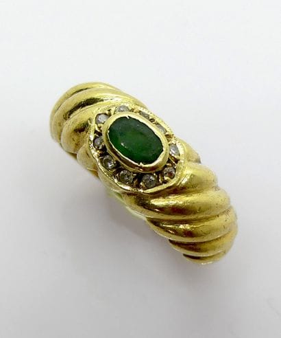 BAGUE en or jaune la monture à godrons tors,...