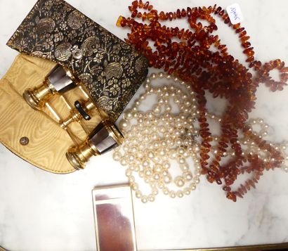 Lot de BIJOUX FANTAISIE, JUMELLES DE THEATRE...