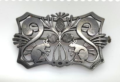 BROCHE en argent figurant deux écureuils...