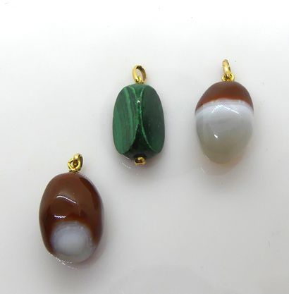 LOT de TROIS PENDENTIFS, deux en agate, un...