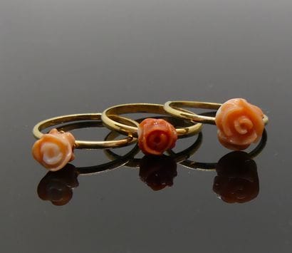 TROIS BAGUES or et corail sculpté en rose....