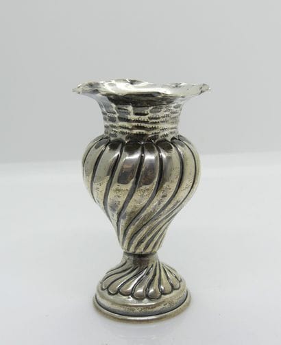 Petit VASE soliflore balustre en argent à...