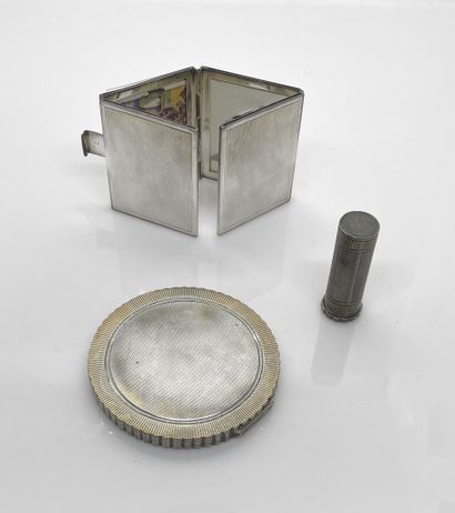 NECESSAIRE de sac en argent guilloché comprenant...