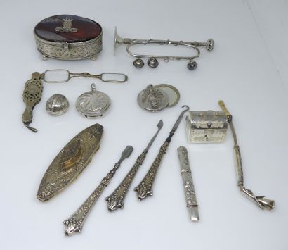 LOT de petits objets de vitrine en argent:...