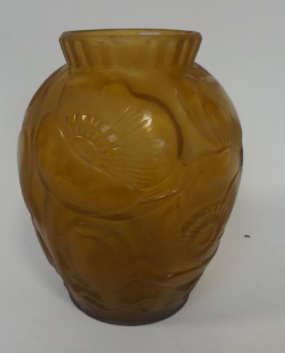 D'AVENS. VASE en verre pressé moulé ambré...