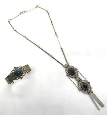 PARURE en métal argenté à agrafes feuillagées...