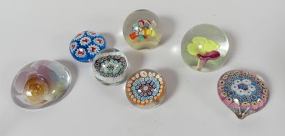 Sept BOULES presse-papiers modernes dont...