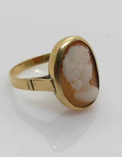 BAGUE en or jaune 14 K sertie d'un camée...