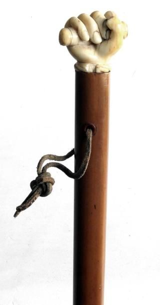 Canne, le pommeau en ivoire sculpté d'une...