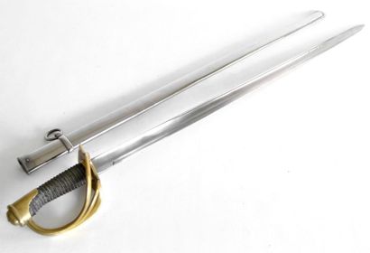 SABRE de cavalerie lègére. Lame droite. Fourreau...