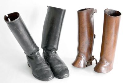 Paire de BOTTES et paire de HOUSEAUX.
