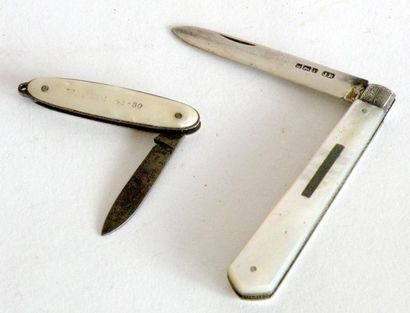 Lot de deux COUTEAUX de poche, l'un anglais...