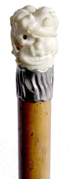 CANNE pommeau en ivoire sculpté de neuf têtes...