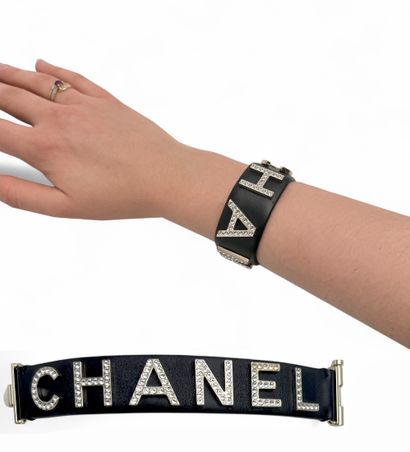 CHANEL. BRACELET en cuir noir orné en application...