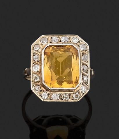 BAGUE en or gris 750 mil., le chaton rectangulaire...