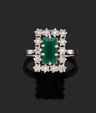 BAGUE en or gris 750 mil., le chaton rectangulaire...