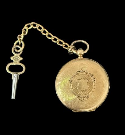 MONTRE de COL en or jaune, le revers guilloché...