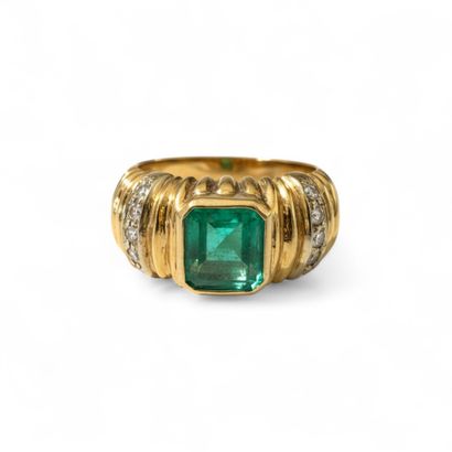 BAGUE en or jaune 750 mil., ornée au centre...