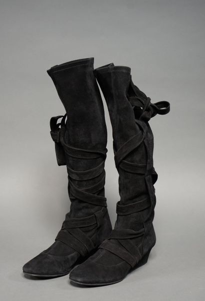 HERMES, Paris. Paire de BOTTES en daim noir...