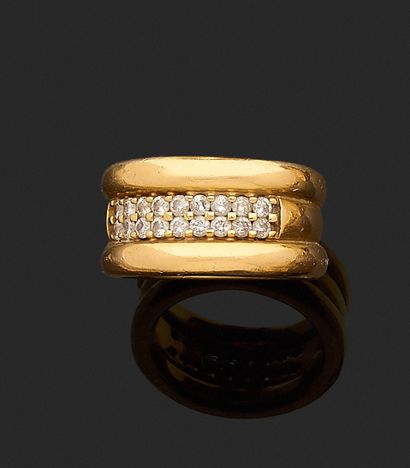 RING in pavé-set diamonds in 750 mils yellow...
