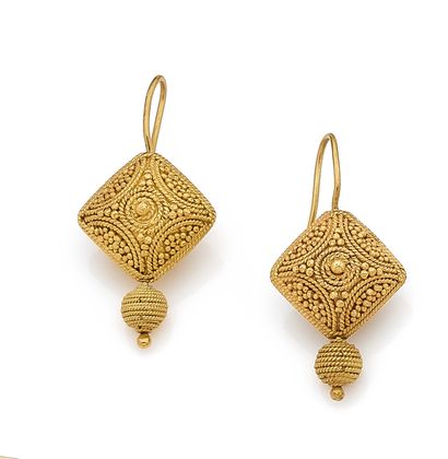 Paire de PENDANTS d'OREILLES en or jaune...
