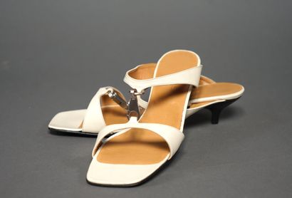 HERMES, Paris. Paire de SANDALES à talons...