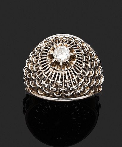 BAGUE dôme en or gris 750 mil., ajourée d'un...
