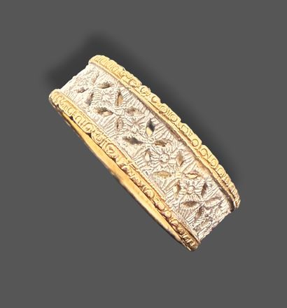 RING in two 750-mil gold, the openwork body...