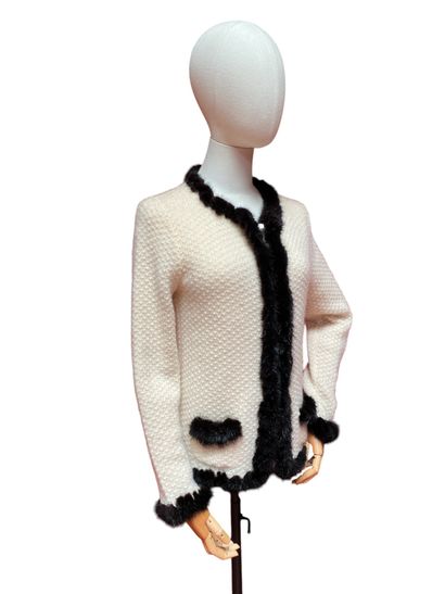 CHANEL. VESTE en mohair, nylon et laine tricotés,...