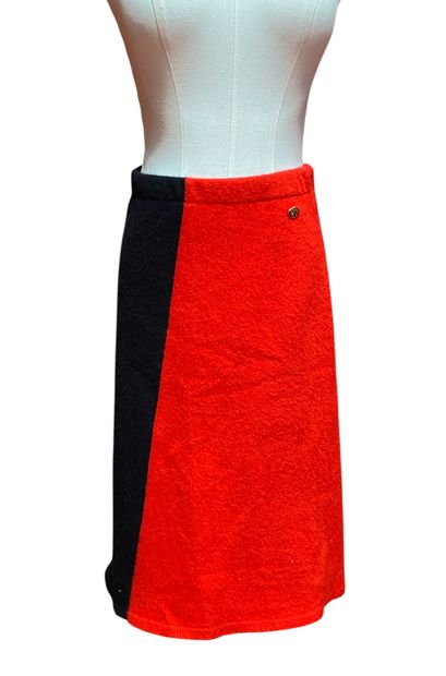 CHANEL. JUPE en cachemire bicolore rouge...