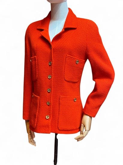 CHANEL VESTE en tweed de laine rouge. Quatre...