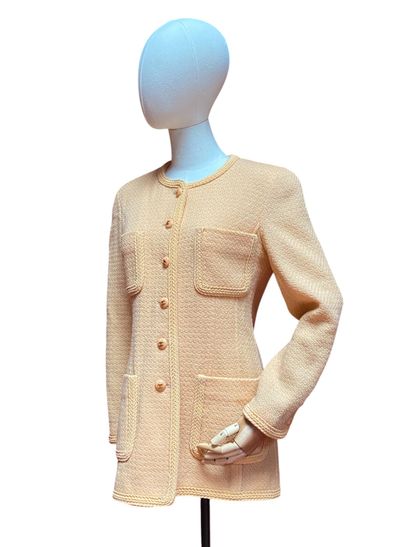 CHANEL. VESTE en tweed de laine couleur abricot,...