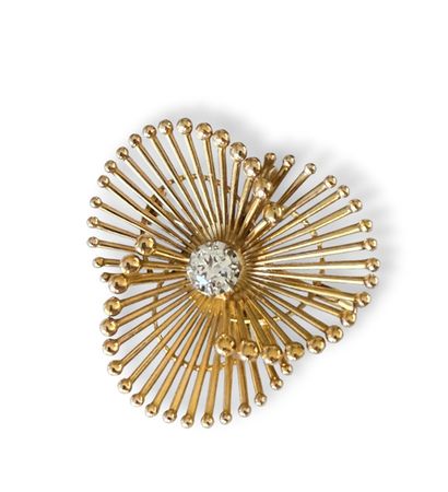 Three-lobed wire and pearl brooch in 750-mil....