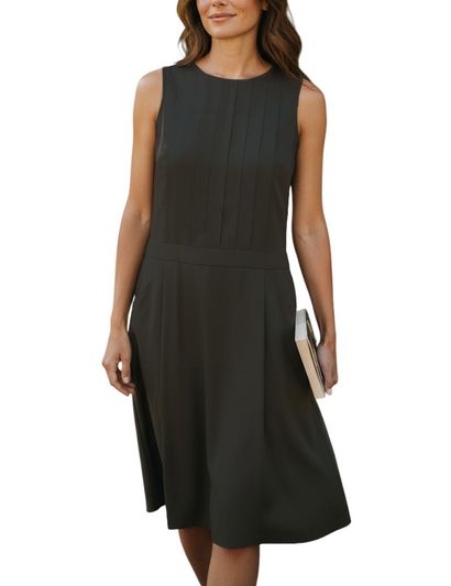 CHANEL. ROBE noire, en soie plissée, avec...
