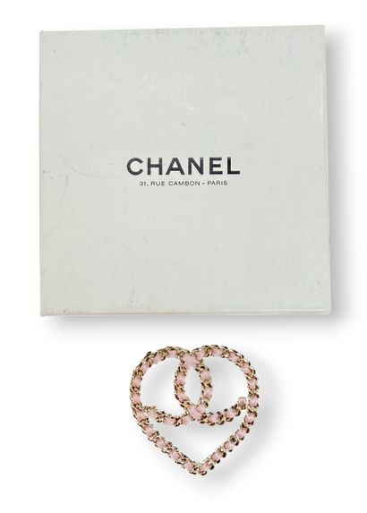 CHANEL. BROCHE coeur en métal doré maillons...