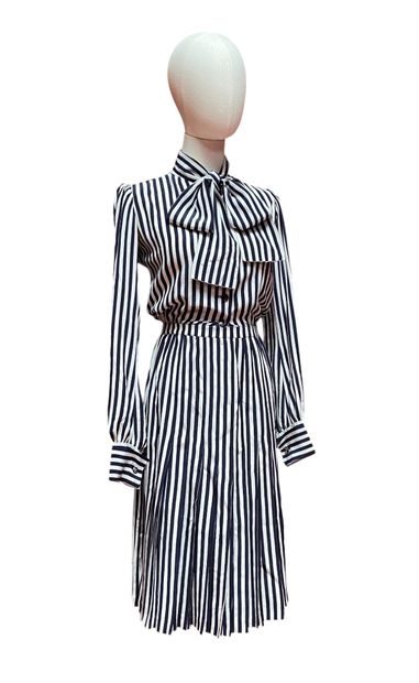 YVES SAINT-LAURENT, Paris. ROBE d'été en...
