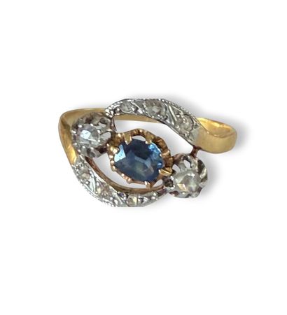 BAGUE en or jaune 750 mil., sertie au centre...