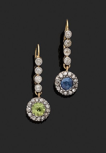Paire de PENDANTS d'OREILLES, l'accroche...