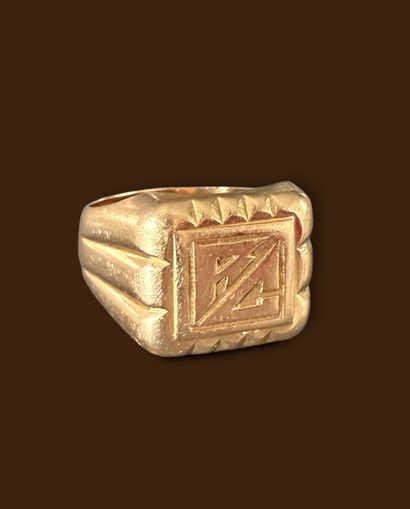 CHEVALIERE in 750 milled yellow gold with...