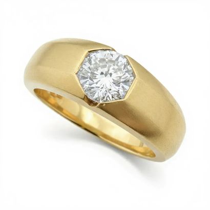 BAGUE jonc en or jaune 750 mil., ornée en...